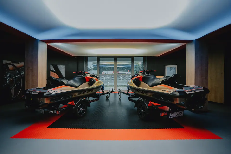 Skutery w showroomie – skutery wodne Sea-Doo, detailing i zabezpieczenie, showroom Premium-Auto Szczecin