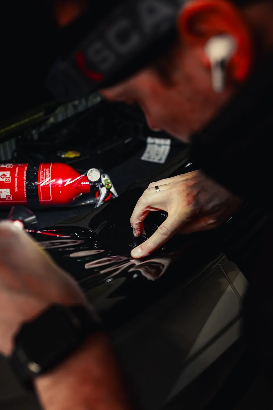 Technik podczas pracy – technik Premium-Auto, praca przy detailingu, Premium-Auto Szczecin