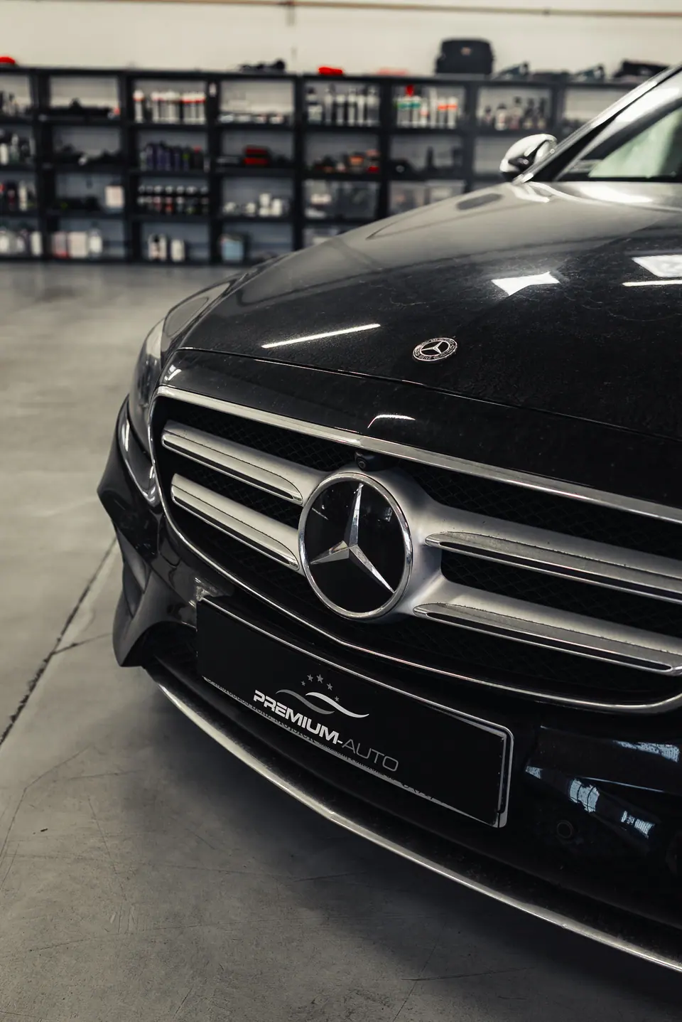 Czarny Mercedes klasy E od przodu: Mercedes klasy E, detailing. Studio Premium-Auto w Szczecinie, ok. 25 km od miejscowości Police