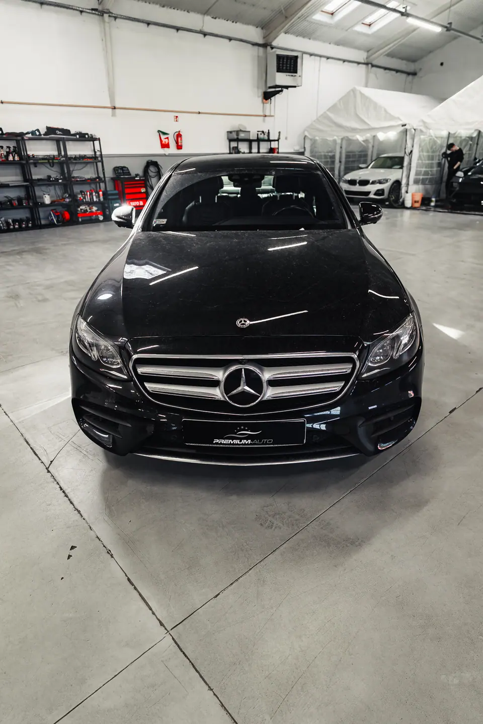 Czarny Mercedes klasy E w studiu: Mercedes klasy E, detailing. Studio Premium-Auto w Szczecinie, ok. 31 km od miejscowości Stargard