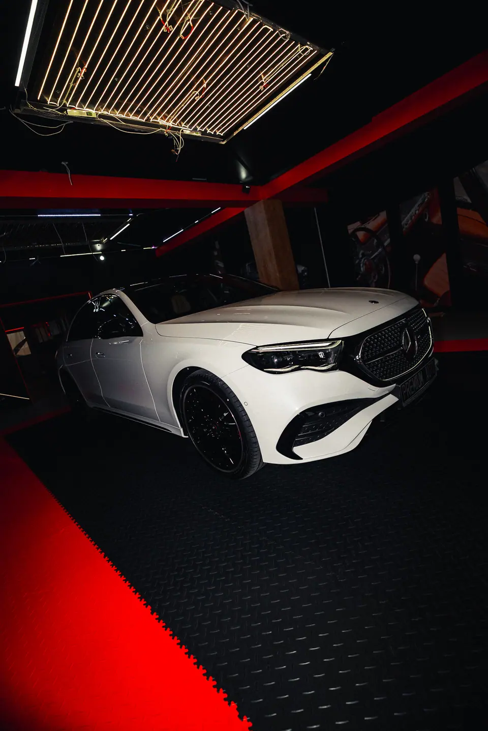 Mercedes klasy E pod kątem: Mercedes klasy E, detailing. Studio Premium-Auto w Szczecinie, ok. 30 km od miejscowości Gryfino
