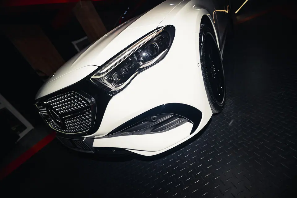 Mercedes klasy E od przodu w salonie – Mercedes klasy E, detailing, Premium-Auto Szczecin