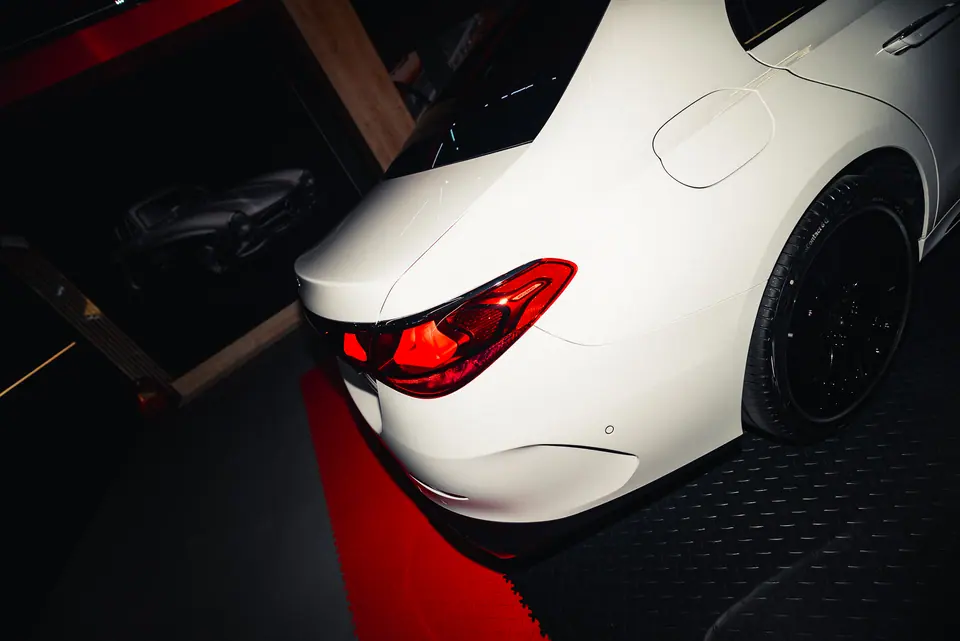 Tył Mercedesa klasy E: Mercedes klasy E, detailing. Studio Premium-Auto w Szczecinie, ok. 22 km od miejscowości Goleniów