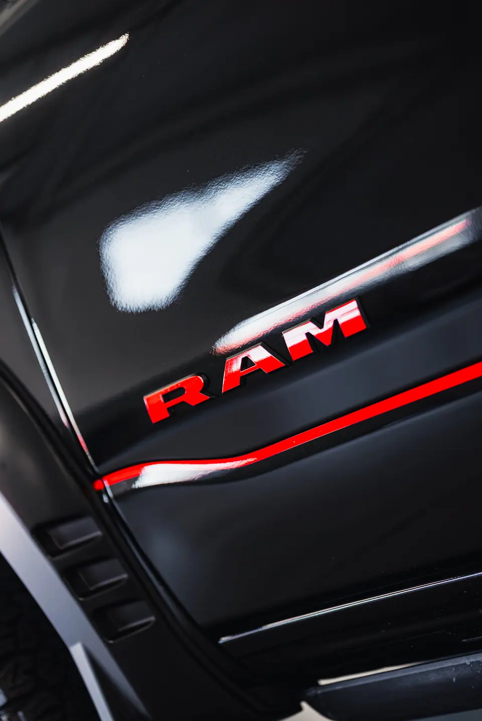 Emblemat RAM z czerwonym pasem – RAM 1500, detailing, Premium-Auto Szczecin
