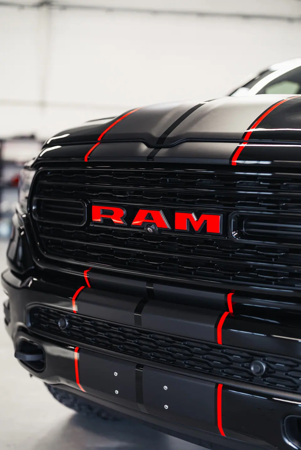 Grill RAM 1500: RAM 1500, detailing. Studio Premium-Auto w Szczecinie, ok. 25 km od miejscowości Police