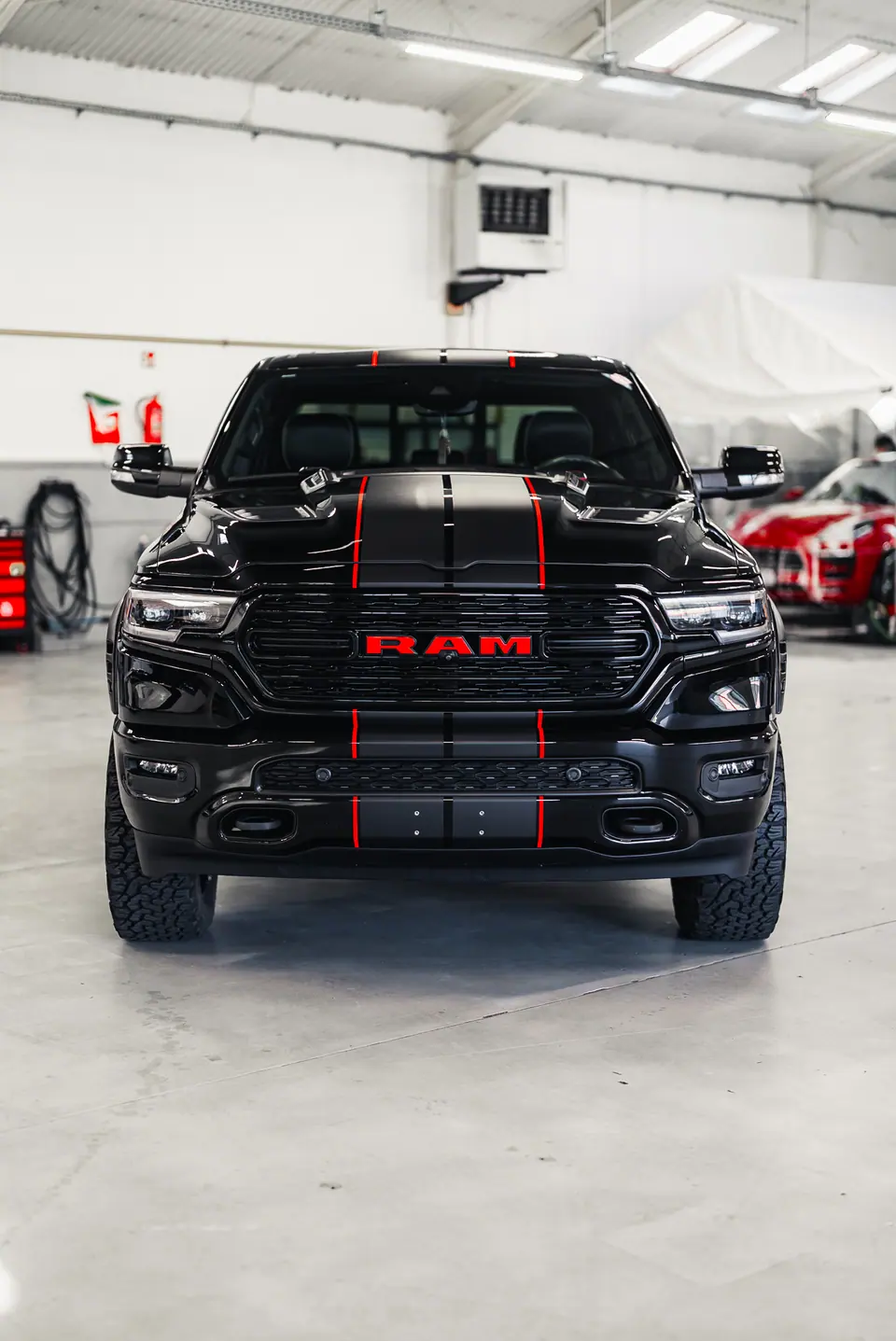 RAM 1500 od przodu w studiu – RAM 1500, detailing, Premium-Auto Szczecin