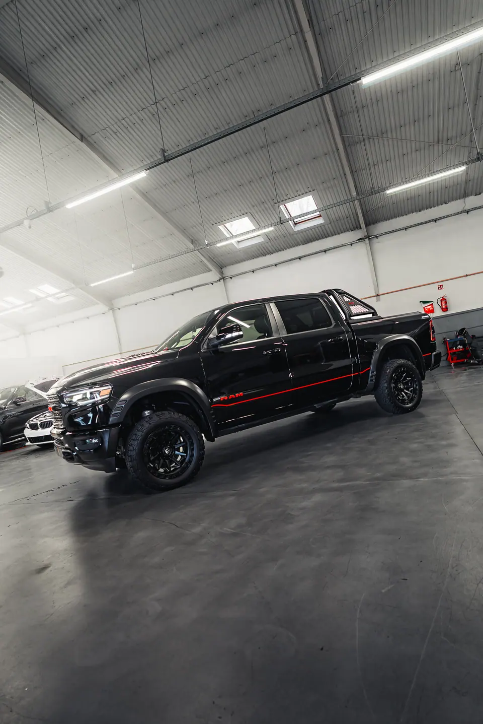 RAM 1500 w studiu, szerokie ujęcie – RAM 1500, detailing, Premium-Auto Szczecin