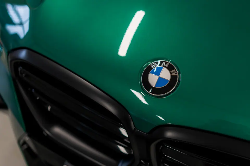 Emblemat BMW na masce – BMW X5 M Competition, detailing, studio Premium-Auto Szczecin