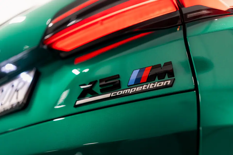 Emblemat X5 M Competition – BMW X5 M Competition, detailing, studio Premium-Auto Szczecin
