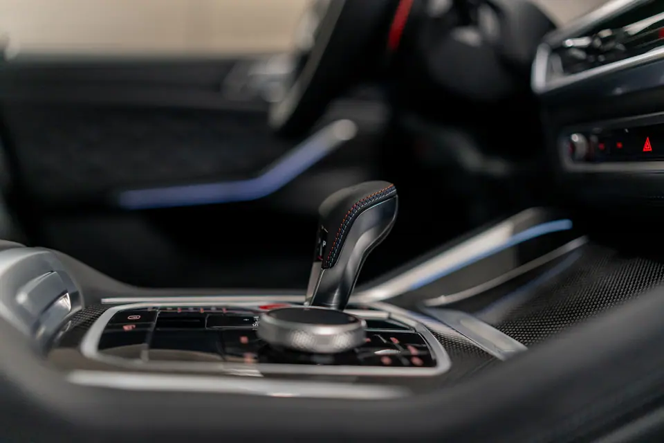 Konsola środkowa: BMW X5 M Competition, detailing. Studio Premium-Auto w Szczecinie, ok. 31 km od miejscowości Stargard
