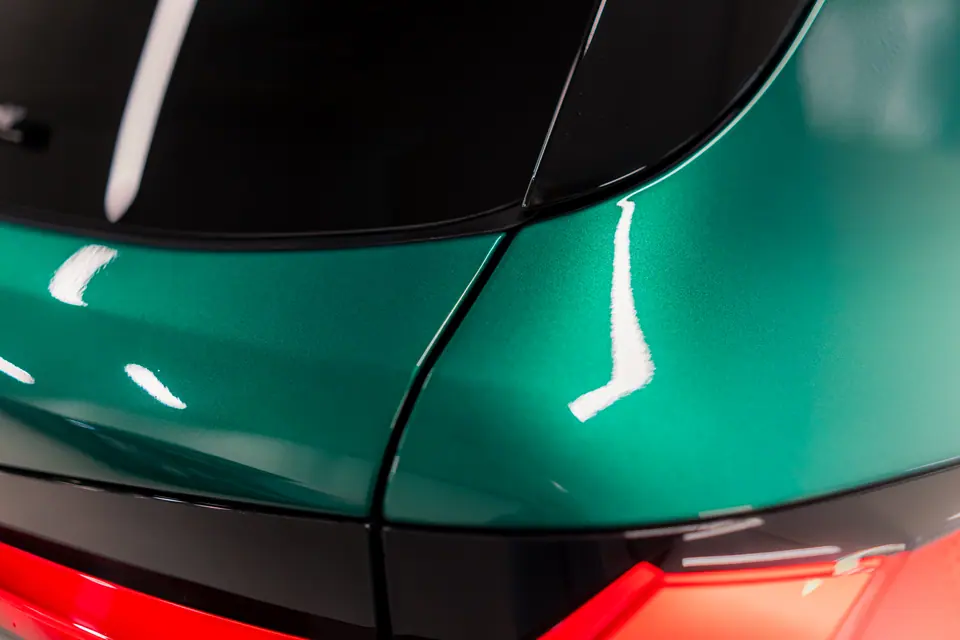 Refleks światła na lakierze – BMW X5 M Competition, detailing, studio Premium-Auto Szczecin