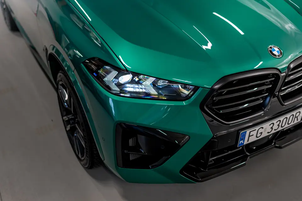 Przód auta z bliska – BMW X5 M Competition, detailing, studio Premium-Auto Szczecin