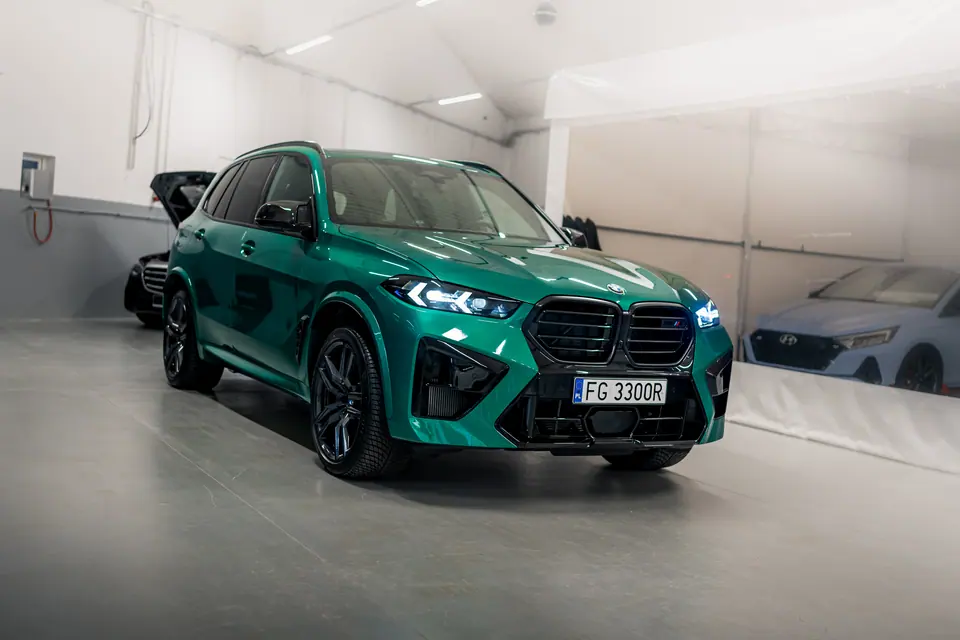 Przód auta w hali pod kątem – BMW X5 M Competition, detailing, studio Premium-Auto Szczecin