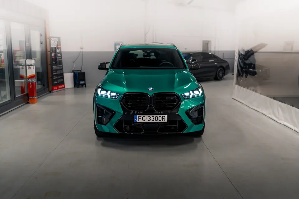 Przód auta w hali, ujęcie 2 – BMW X5 M Competition, detailing, studio Premium-Auto Szczecin
