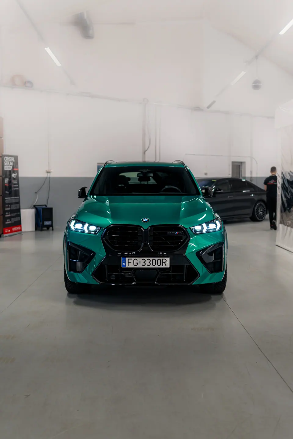 Przód auta w hali – BMW X5 M Competition, detailing, studio Premium-Auto Szczecin