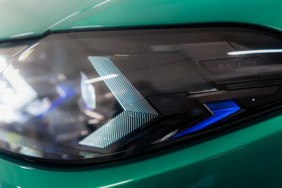 Detal reflektora – BMW X5 M Competition, detailing, studio Premium-Auto Szczecin