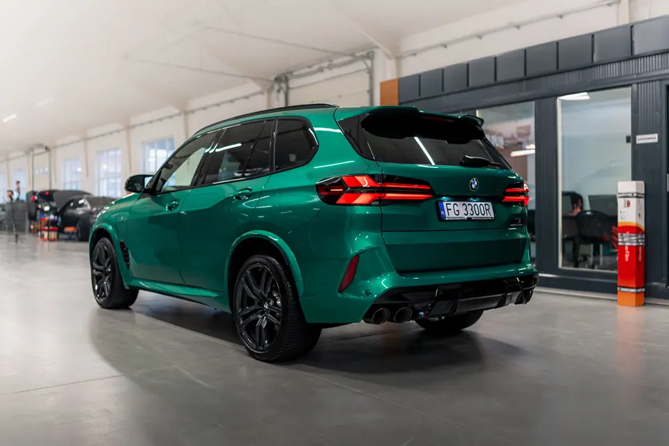 Tył auta w hali pod kątem – BMW X5 M Competition, detailing, studio Premium-Auto Szczecin