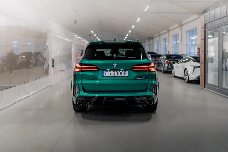 Tył auta w hali – BMW X5 M Competition, detailing, studio Premium-Auto Szczecin